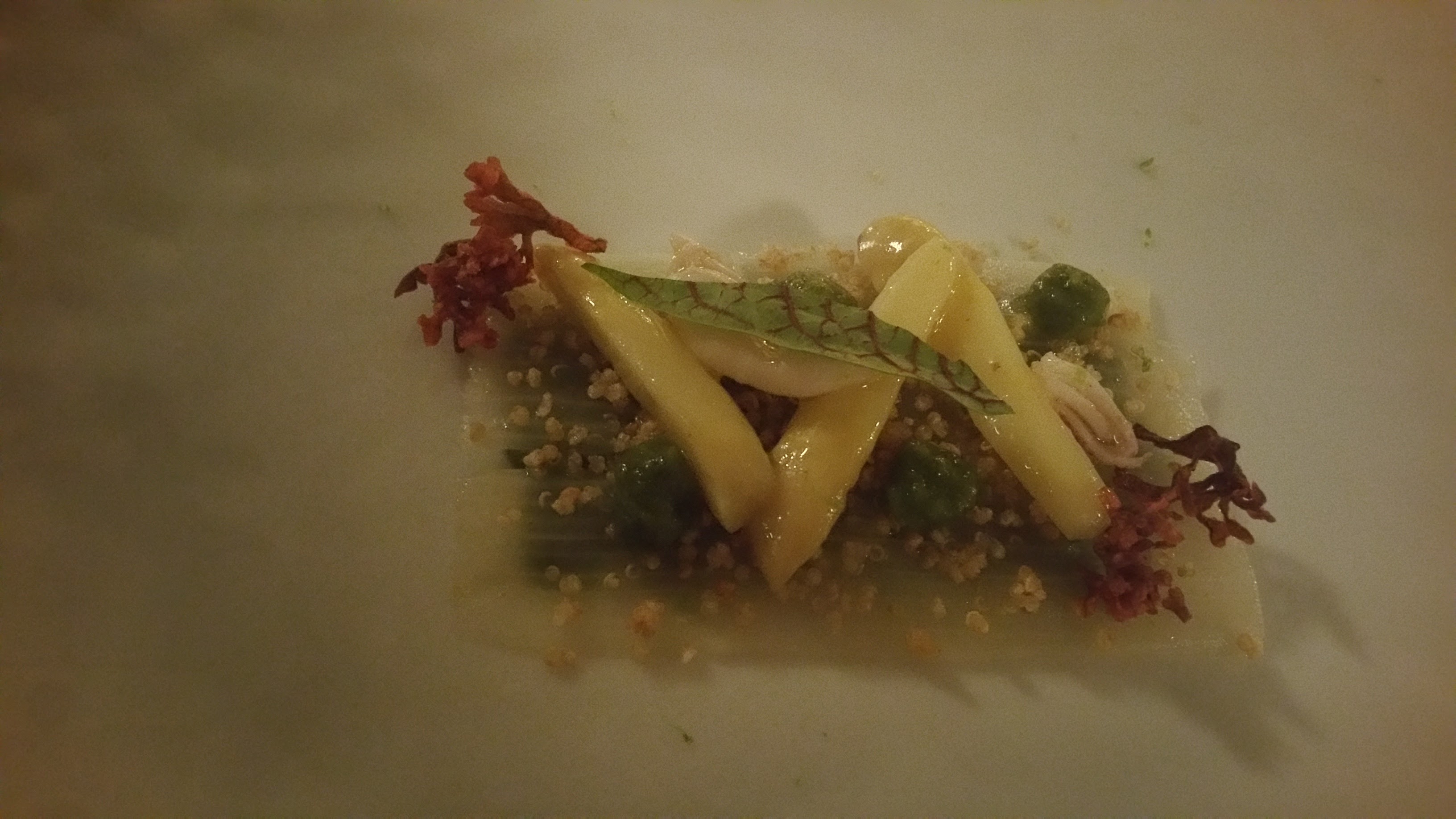 Asparagi bianchi al pesto di alghe con calamaretti