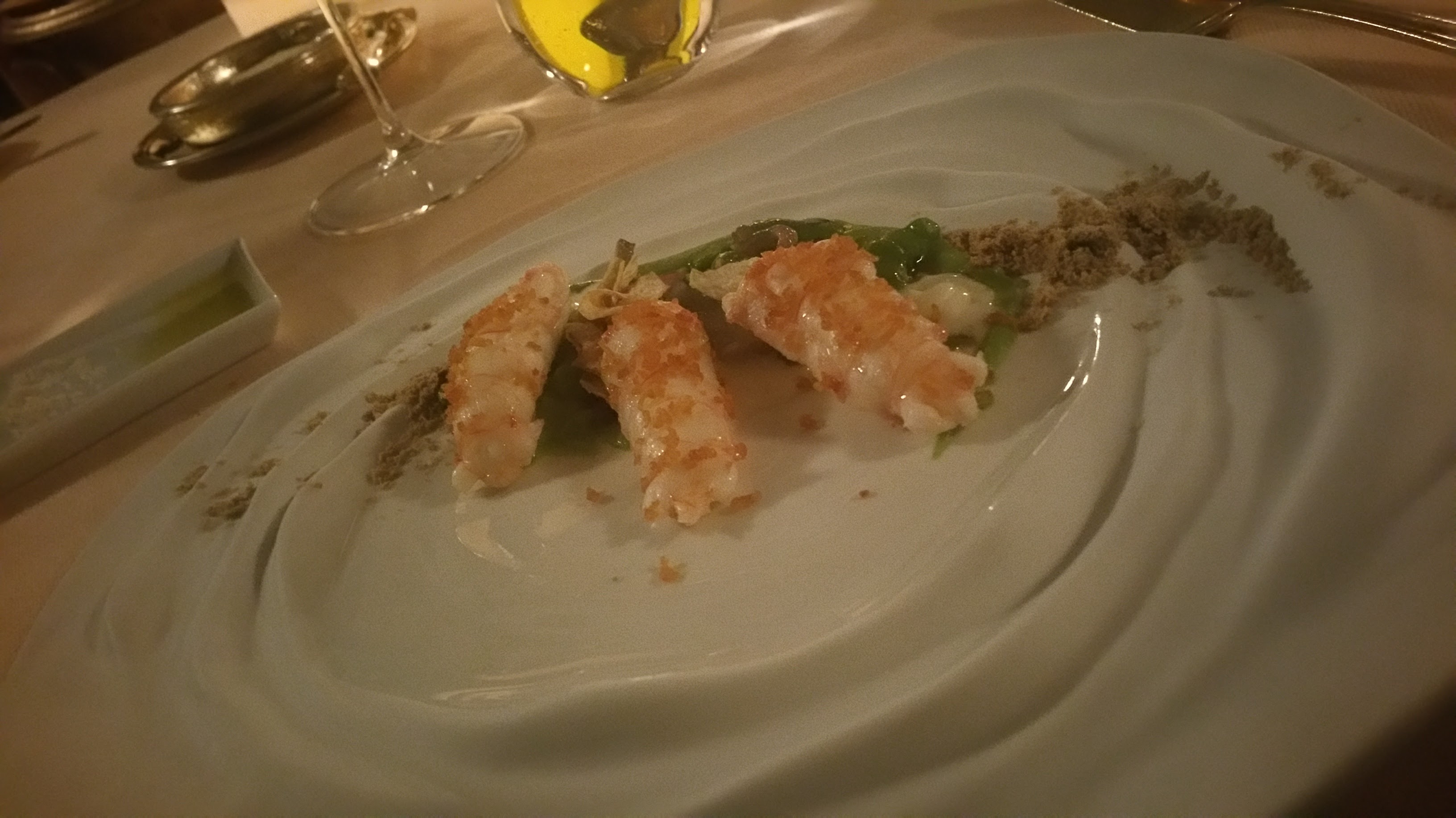 Scampi in oliocottura con puré di piselli, fave e carciofi